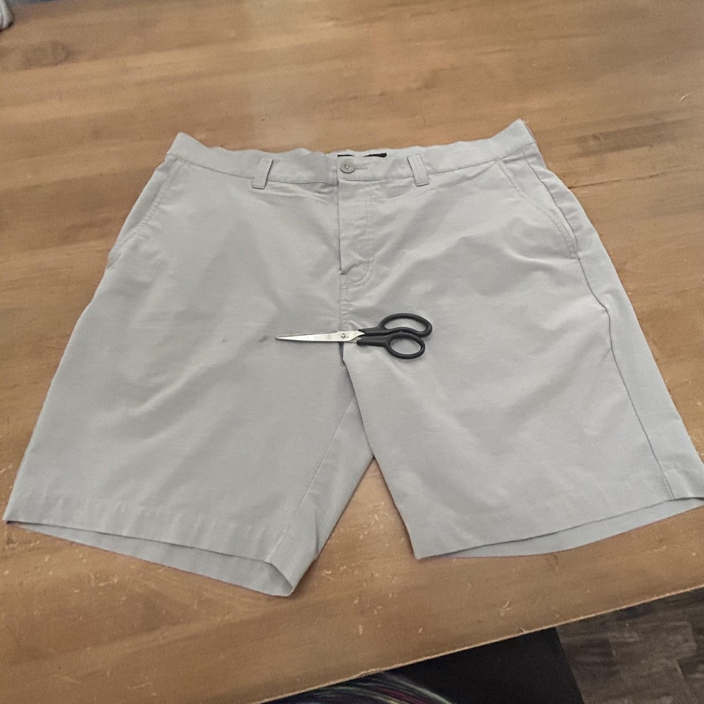 TravisMathew Shorts Mens 38 Gray Golf Performance Stretch Chino Flat Front *SPOT
